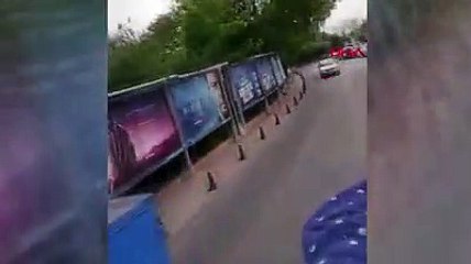 Aracı bağlanan Uber sürücüsü arabanın üstüne çıktı; polise direnince çekiciyle otoparka götürüldü