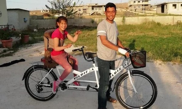 Yeni bisiklet gönderilen Ayşe'nin mutluluğu