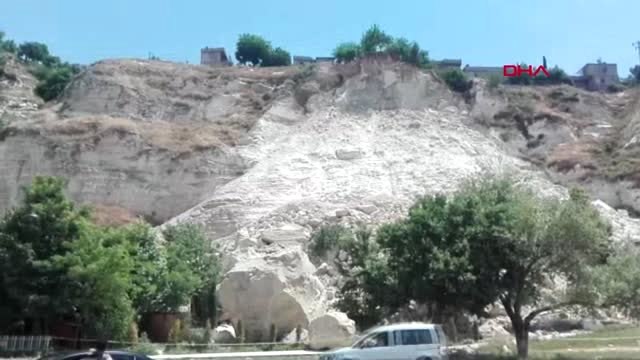 Şanlıurfa Birecik'te Heyelan Oluşan Bölgedeki Yol Kapatıldı