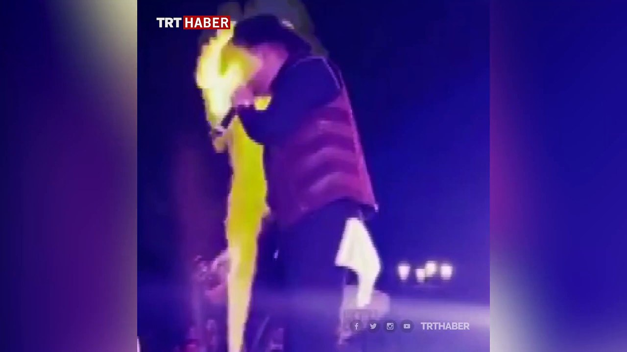 Şarkıcının yüzü alevlerin arasında kaldı