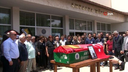 Öldürülen arkeoloğa Türk bayrağı ve Galatasaray formasıyla gözyaşları içinde tören
