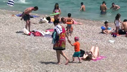 Sıcaktan bunalanlar denizde serinledi - ANTALYA