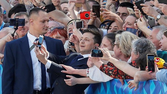Ucraina: Zelensky giura da Presidente ma già perde pezzi, Mosca non si congratula