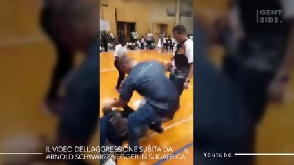 Arnold Schwarzenegger viene aggredito e crolla al suolo durante un evento in Sudafrica