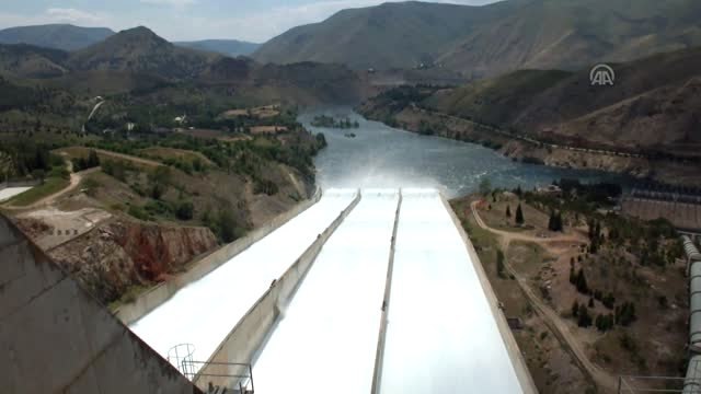 Keban Baraj Gölü'nün 3 Tahliye Kapağı Daha Açıldı