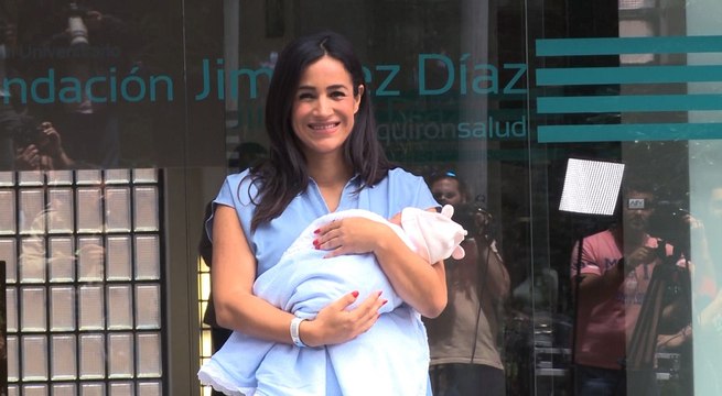Begoña Villacís recibe el alta tras dar a luz a su tercera hija