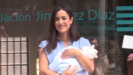 Begoña Villacís recibe el alta tras dar a luz a Inés, su tercera hija