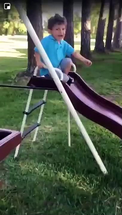 Enfant sur un toboggan vs Grenouille