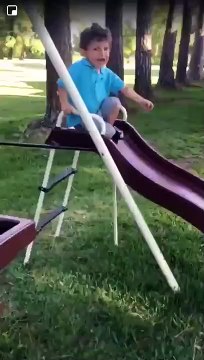 Enfant sur un toboggan vs Grenouille