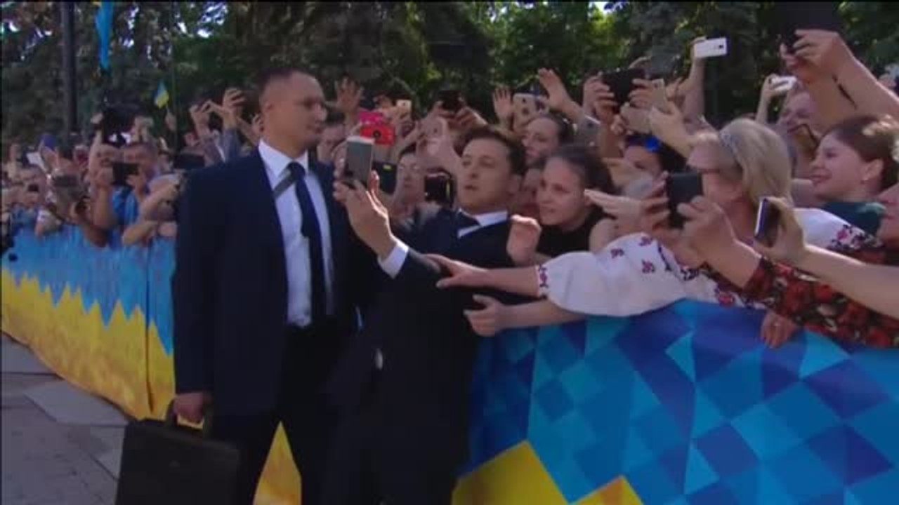El hasta ahora actor cómico Volodímir Zelenski jura su cargo como nuevo presidente de Ucrania