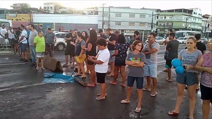 Moradores interditam novamente a Avenida Carlos Lindenberg, em Vila Velha
