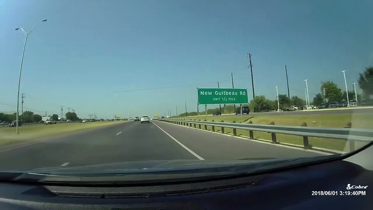 Ce conducteur se prend un bureau en pleine autoroute... Mysterieux
