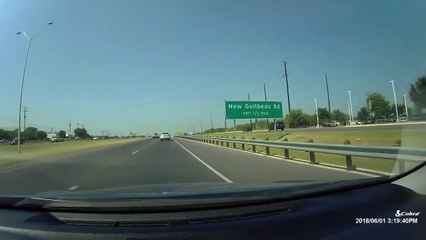 Ce conducteur se prend un bureau en pleine autoroute... Mysterieux