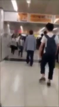 Un japonais surpris en train de pousser toutes les femmes qu'il croise dans le métro