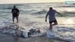 2 hommes sauvent un requin échoué en bord de plage
