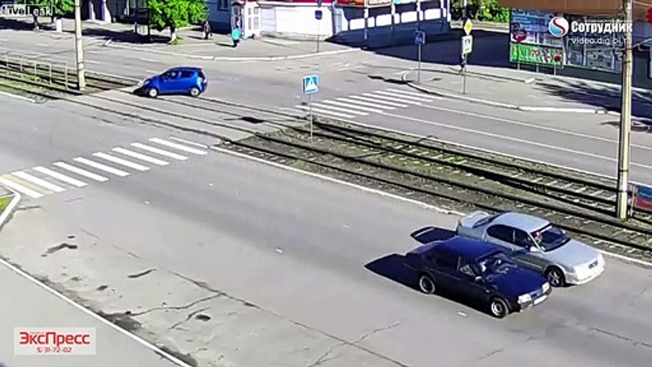 Mais comment il a pu rater un demi-tour pareil en voiture???