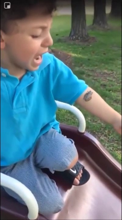 Ce gamin crise à cause d'une grenouille mais attendez la fin