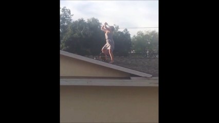 Elle fait du skate ivre sur le toit. Belle gamelle