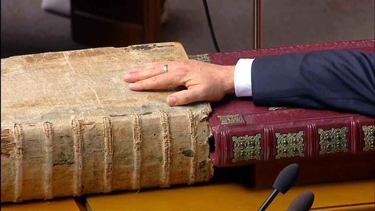 Зеленский обещает диалог, но требует санкций