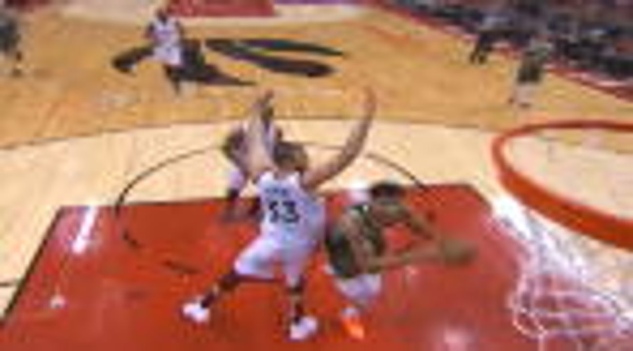 Giannis shows off MVP skills with layup