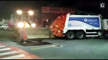 Asfalto cede e caminhão de lixo fica agarrado em Vitória