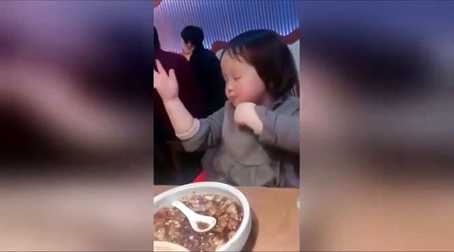 Vừa ăn vừa ngúng nguẩy múa quạt biểu cảm đáng yêu của cô bé