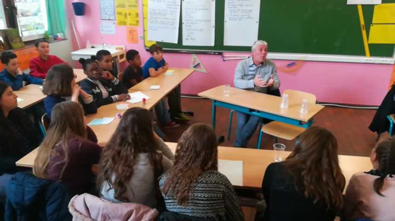 Charleroi: Paul Furlan (PS) face aux enfants de 6e primaire de Jumet Heigne