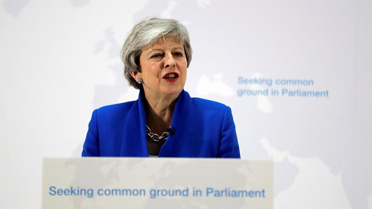 Brexit: Νέα πρόταση Μέι - Ρήτρα για δεύτερο δημ...