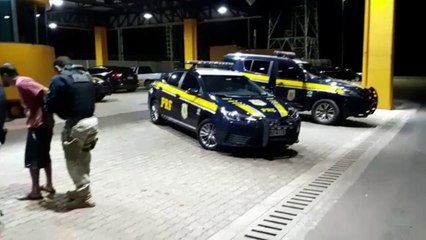 PRF detém indivíduo com 10 mil maços de cigarro na BR-467, em Sede Alvorada