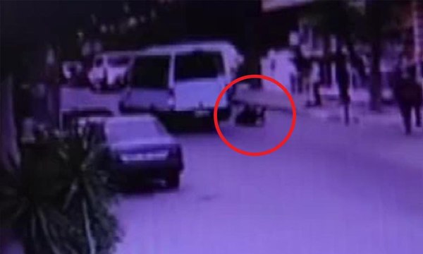 Genç kız kapısı açık minibüsten böyle düştü