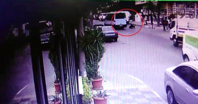 Genç Kız Kapısı Açık Minibüsten Böyle Düştü
