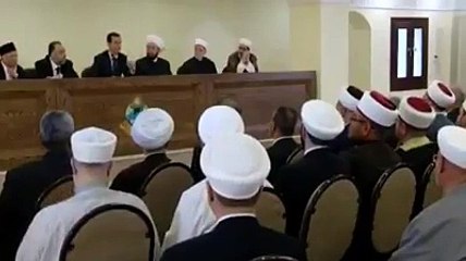 بشار الأسد يُنكر قصف المساجد وسجود الشبيحة على صوره! (فيديو)