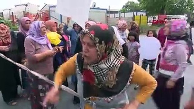 Uyuşturucu satıcılarına karşı yol kesen kadınlar: Ekmek peynir gibi uyuşturucu satıyorlar, korkuyoruz, bıktık