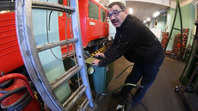Montenvers : Le grand toilettage du petit train rouge