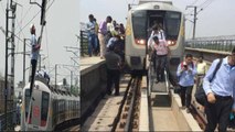 Delhi Yellow Line Metro Disruption के बाद Emergency Exit से निकले सैकड़ों Passengers |वनइंडिया हिंदी