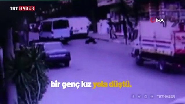 Genç kız kapısı açık minibüsten böyle düştü