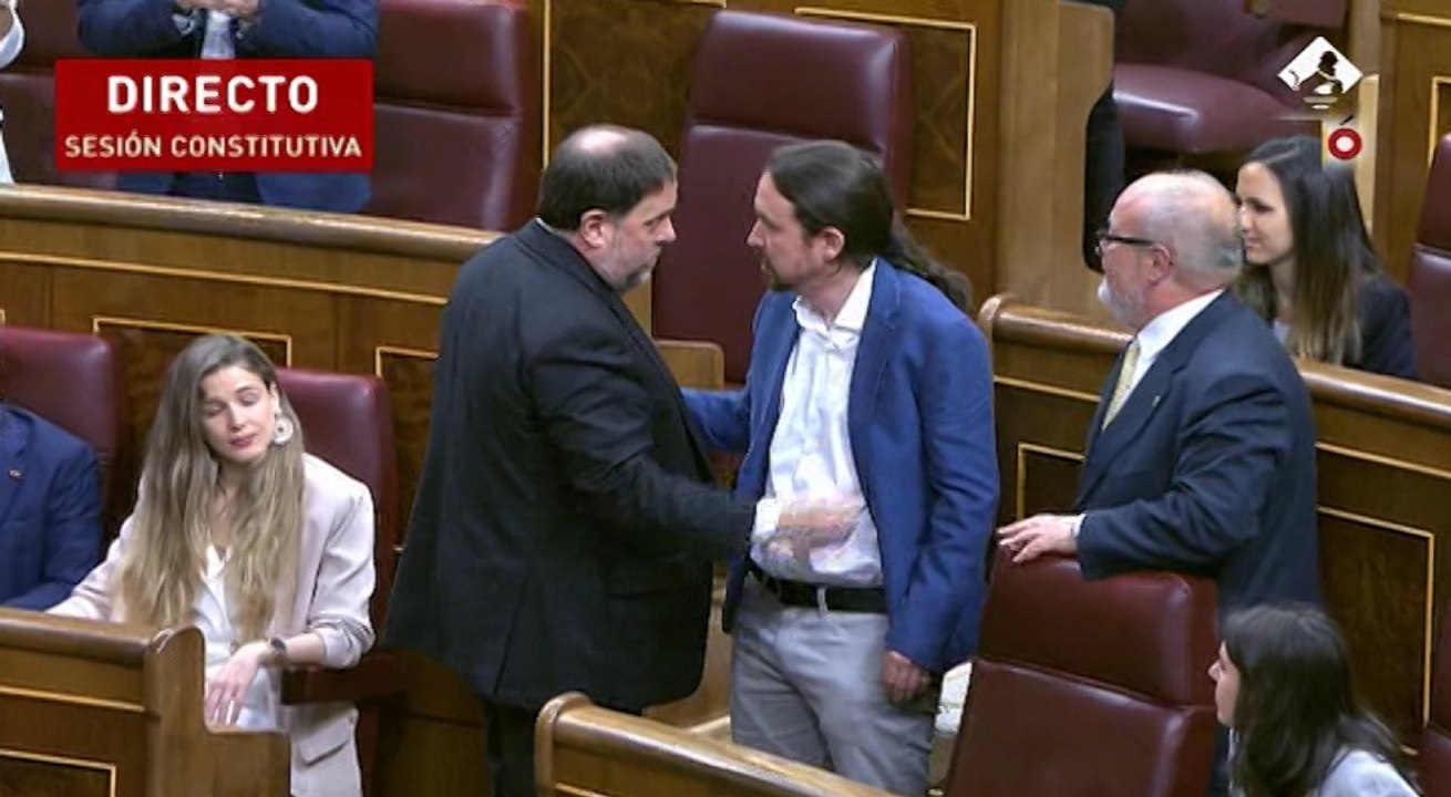 Diputados presos llegan al hemiciclo e Iglesias saluda a Junqueras