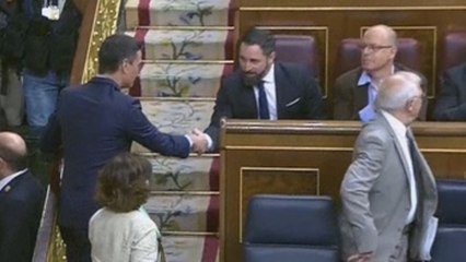 Pedro Sánchez saluda a Abascal, sentado en la bancada del PSOE