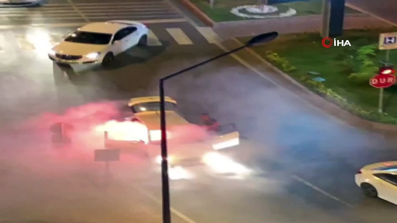 Şampiyonluk sevinci kursaklarında kaldı...Galatasaray'ın şampiyonluk kutlamaları sırasında içine meşale düşen araç böyle alev alev yandı