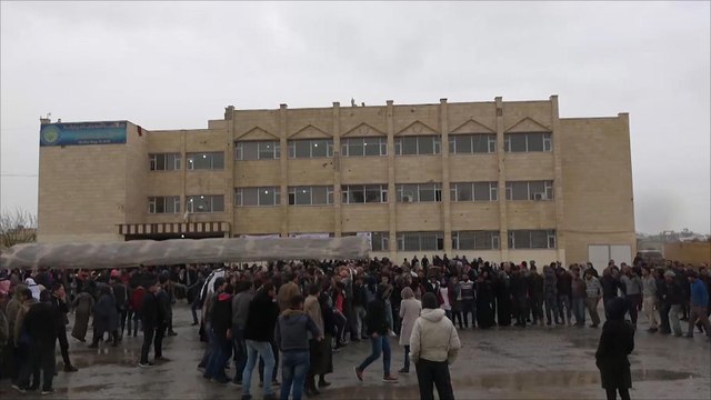 السوريون يعانون أوضاع معيشية صعبة بسبب الحرب