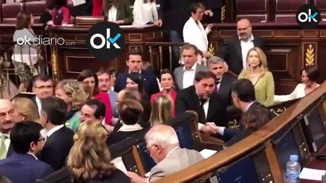 Oriol Junqueras y Pedro Sánchez se saludan