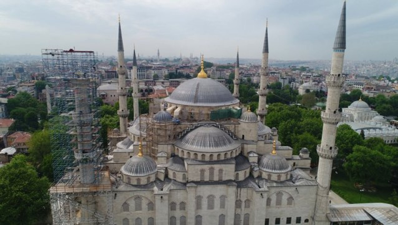 Sultanahmet Camii'nde Camlar Kırılarak Restorasyon İskelesi Kuruldu