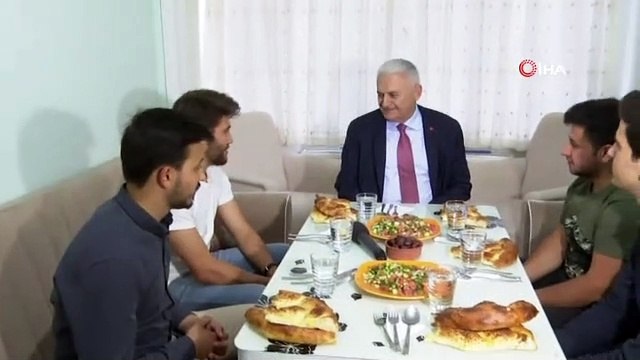 Binali Yıldırım vatandaşlarla sahur yaptı