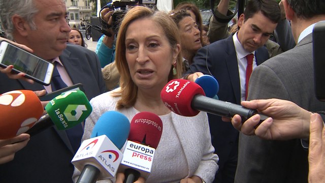 Ana Pastor desea mucha suerte a los nuevos diputados
