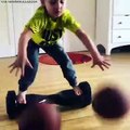 Une fille de 4 ans dribble 2 ballons de basket en gardant l'équilibre sur l'hoverboard