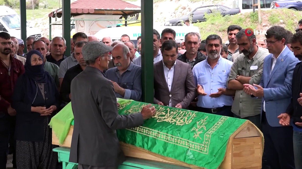 3 çocuk annesini öldürüp, cenaze törenine de katılmış