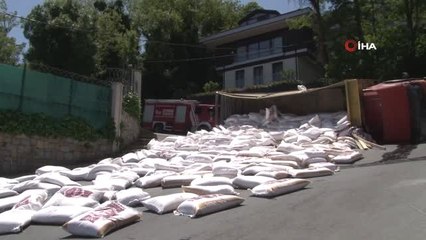 Sarıyer'de Un Yüklü Kamyon Devrildi, Unlar Yola Saçıldı