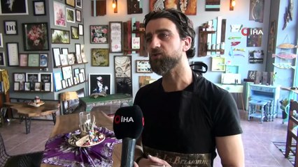Atık malzemelerden sanat üretiyor