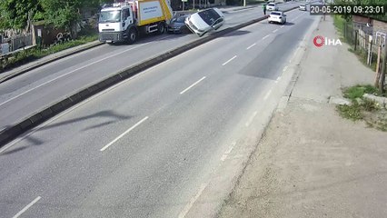 Otomobile çarpıp karşı şeride böyle uçtu: 2 yaralı