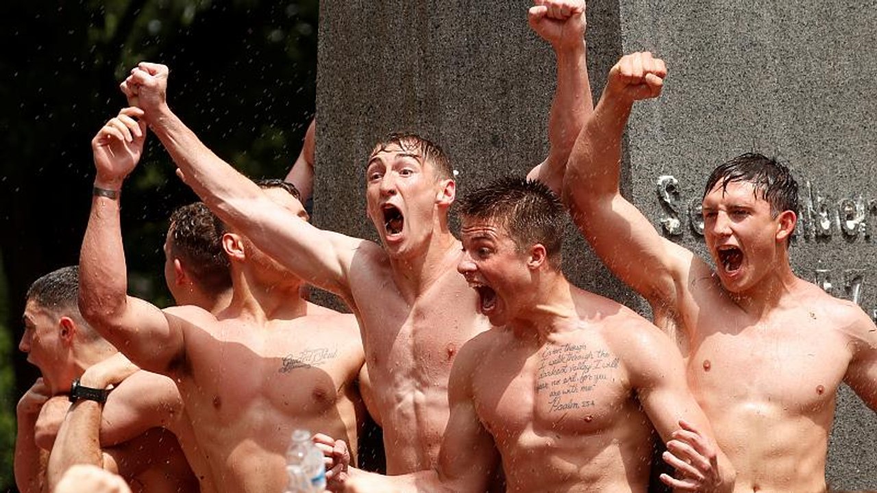 Marine-Rekruten setzen Obelisken die Mütze auf